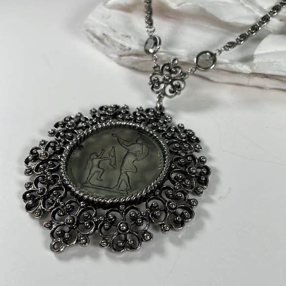 Vintage Goldette Etched Glass Medallion Necklace - Picture 3 of 13